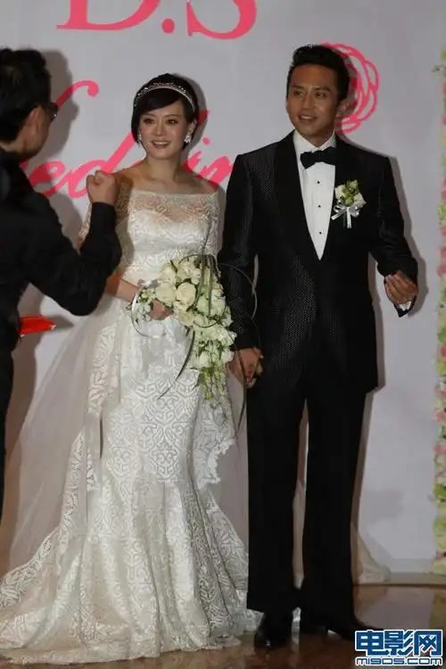 邓超,孙俪大婚绝美登场 甜蜜亲吻全场疯狂