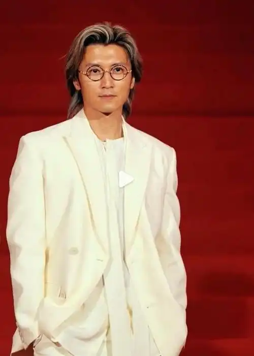 即使他素颜出席活动,状态也比很多小鲜肉好很多.