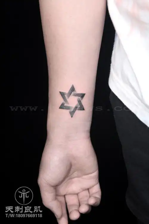 手腕六芒星-乌鲁木齐高新技术产业开发区天刺良肌纹身工作室