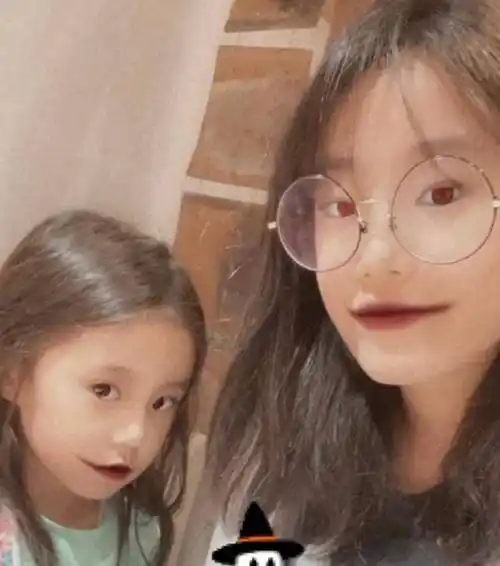 贾静雯女儿长大啦,修思羽长相软萌十足,姐姐咘咘五官颜值绝了_因为