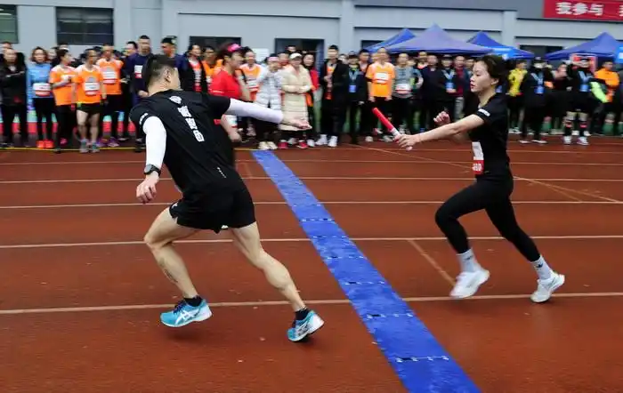 400余名跑步爱好者用奔跑迎接2021年