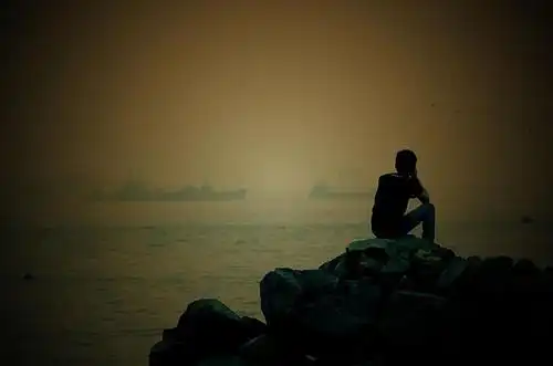 一个人的时候或许会孤独无助别忘了提醒自己每个人都有自己要走的撸没