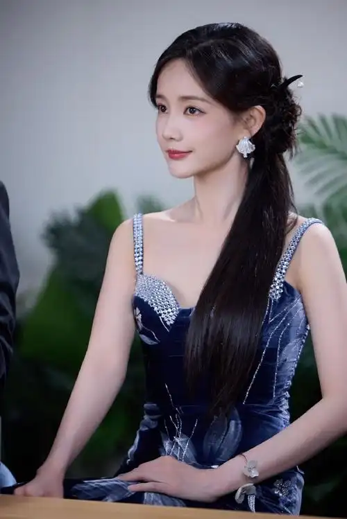 美颜滤镜粉碎机下的李一桐##李一桐暗夜繁花丝绒旗袍