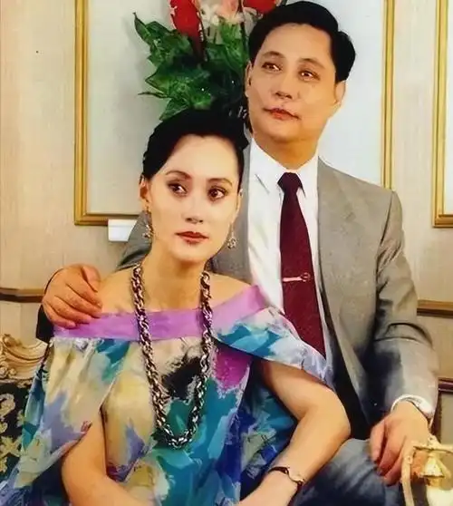 宋佳嫁大21岁老公丈夫患病后提出离婚如今再嫁外国富豪开店