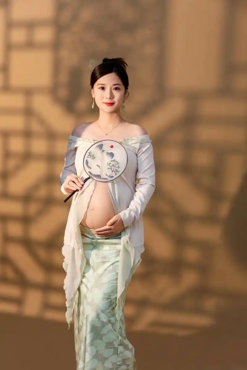 孕32周去拍了大肚子照片,去挑了好久的衣服,感觉穿什么都显胖 - 抖音