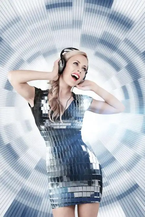 时尚前卫戴着耳机唱歌的美女高清图片