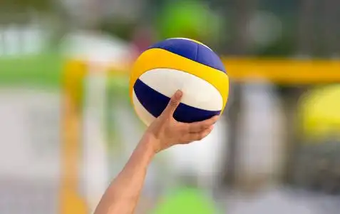 排球运动员发球照片