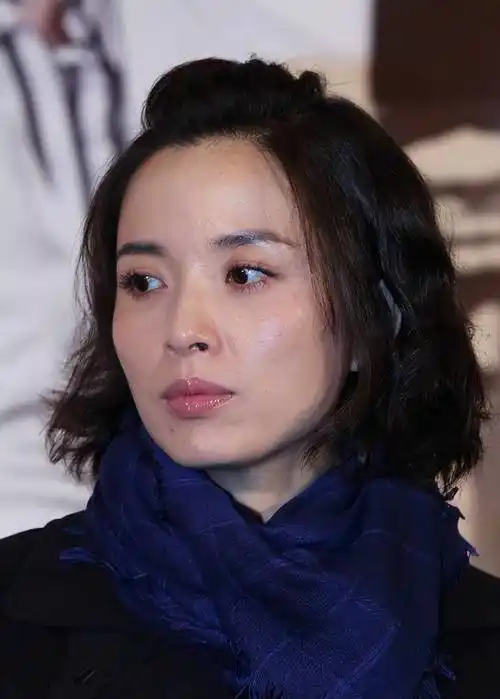 26岁双料影后李佳,二婚嫁靳东,高龄诞下两子,今被宠成人生赢家