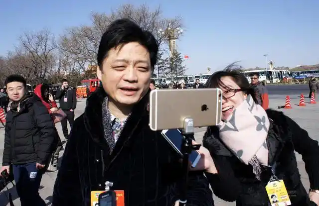崔永元一直在爆料,被骂的狗血淋头的冯小刚和刘震云却齐禁声,他们在想