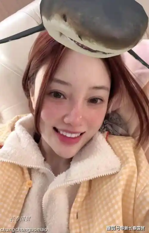 41岁李小璐素颜近照曝光,不化妆时原来她长这样_五官_家居服_皮肤