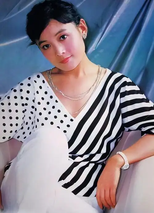 回顾影后娜仁花13岁初入影坛40岁嫁给导演宁才42岁高龄产子