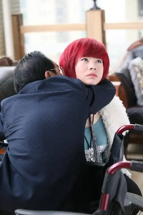 分剧情:震前,大马在涉黑人物幺鸡引诱参与赌博,输掉了工厂家产和老婆