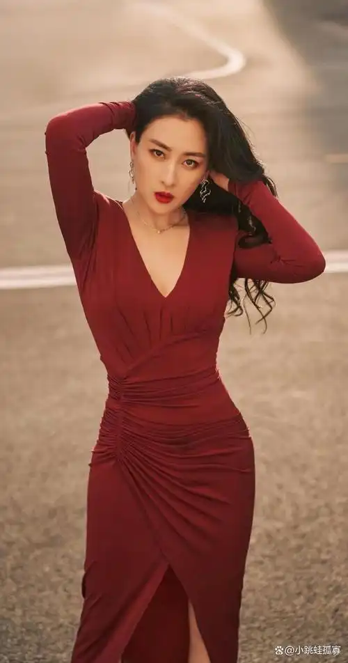 马苏红衣写真超妩媚!红唇黑发曼妙身材太性感美艳