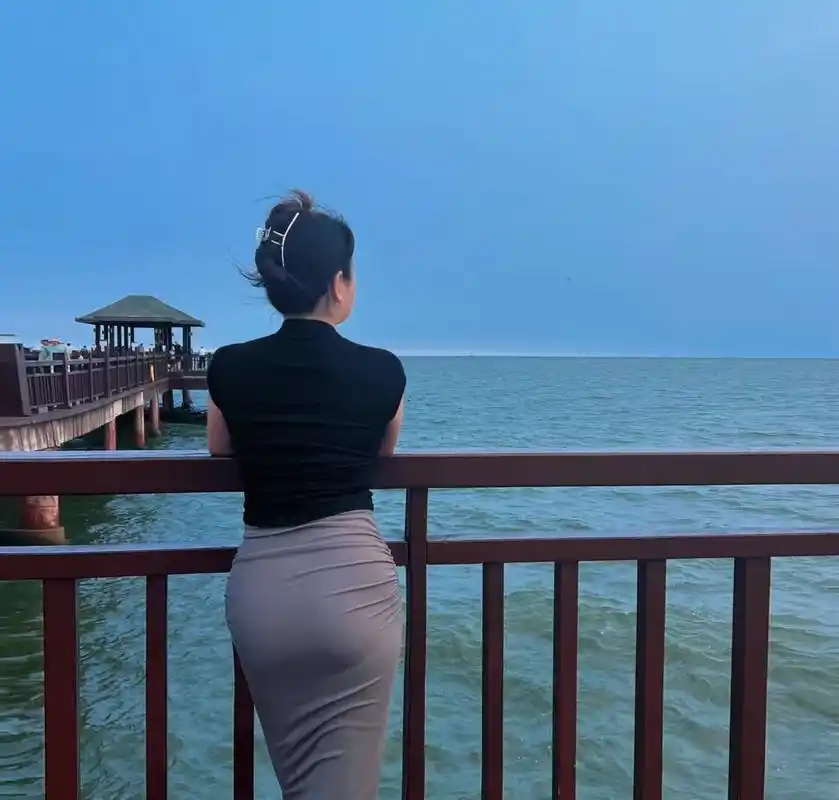 看背影就知道是一位40岁左右的姐姐. 气质非凡,时尚优雅.