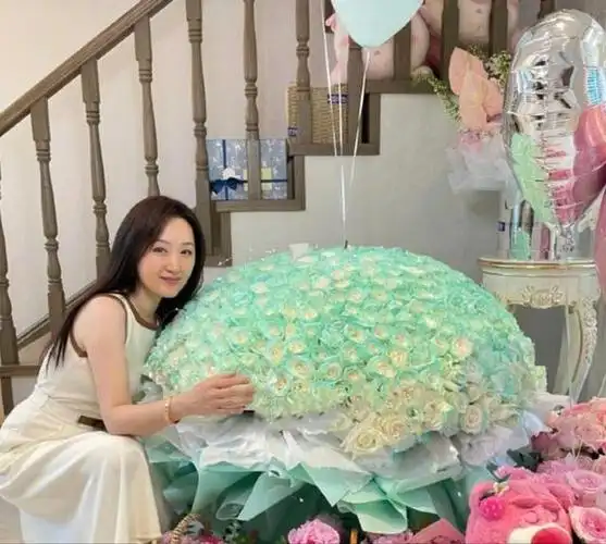 甜歌皇后杨钰莹回归田园生活养花种菜的豪宅