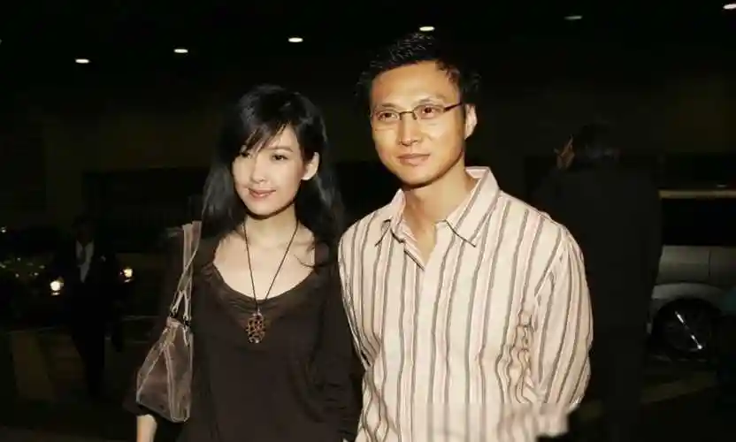 周慧敏夫妇出席聚会合照,倪震举杯腼腆笑容,留胡子帅气无改