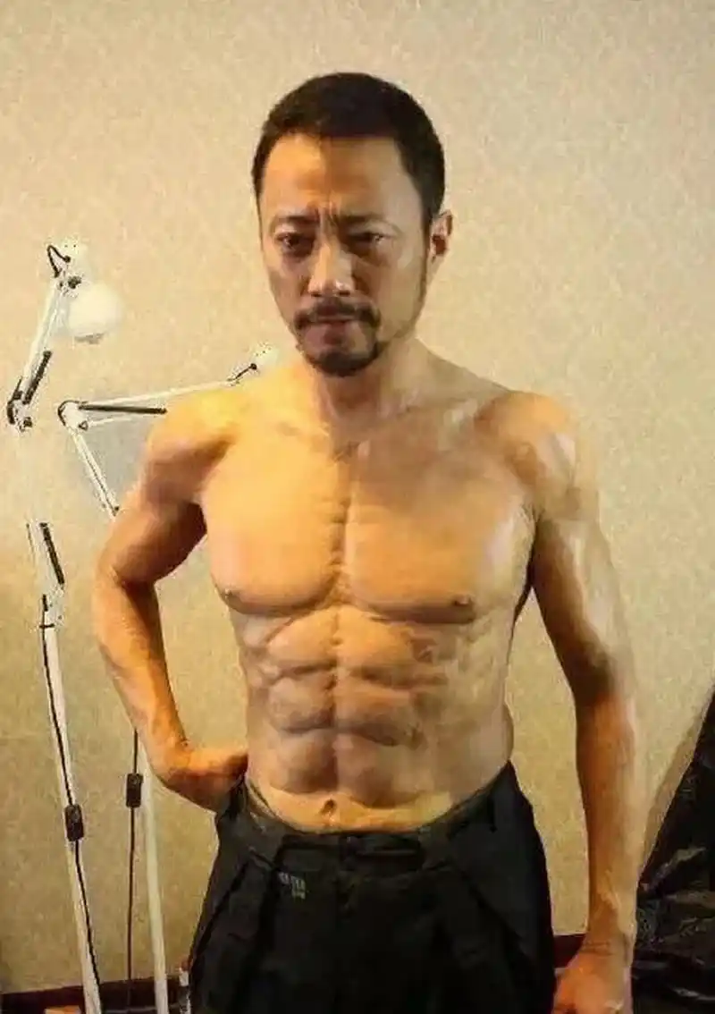 又被虚拟世界给骗了 原来张涵予当年演老炮儿时是假肌肉 估计99%的人