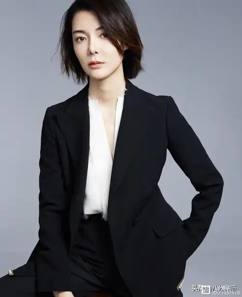 车晓胖点更美了,穿白色抹胸裙性感精致,勒出"肉感美"好惹眼