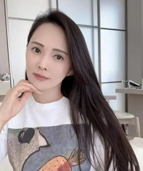 54岁伊能静罕见素颜出镜,皮肤白到发光没有皱纹,获赞冻龄女神