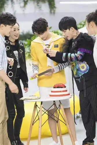 《我是大侦探》吴磊水手服帅气 长腿暴击大张伟