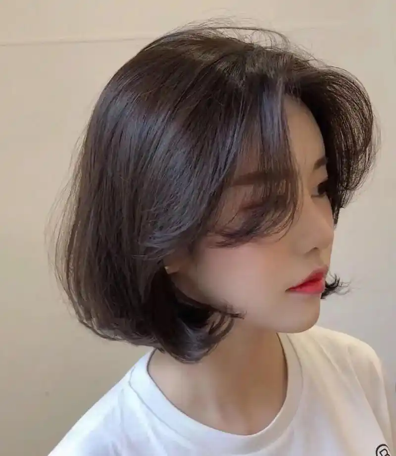 50岁女人剪头发别"跟风",2022年最流行的3种短发,减龄又洋气