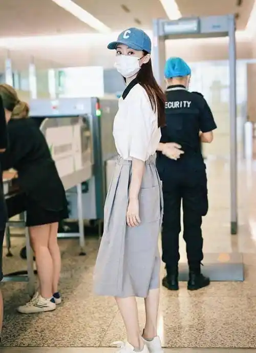 张小斐太会穿了,白色衬衫搭灰色阔腿短裤,减龄10岁都不止!