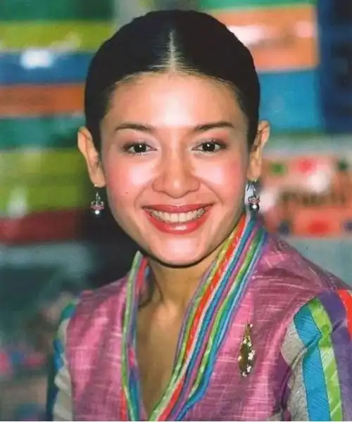 西拉米泰国最美王妃43岁却被削发为尼面见儿子都要俯首跪拜