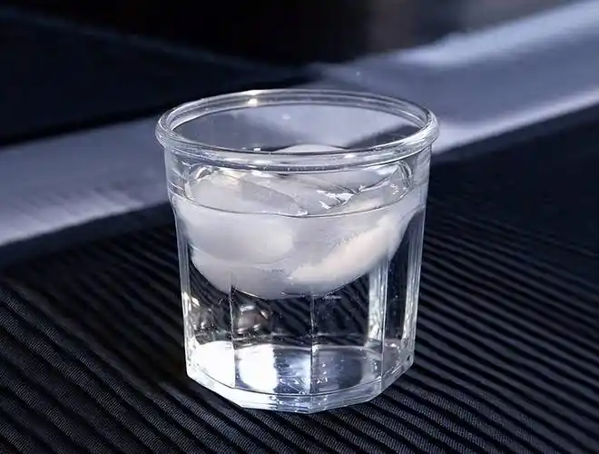 甚至还有的人将白酒冷藏过后还不能一解心头的酷热,还必须得在酒杯中