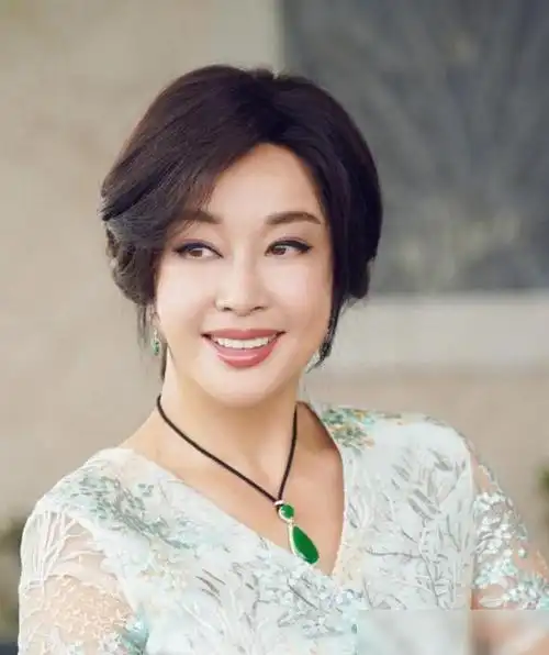 刘晓庆一席长裙大秀身材胸口的满绿翡翠真是迷人眼