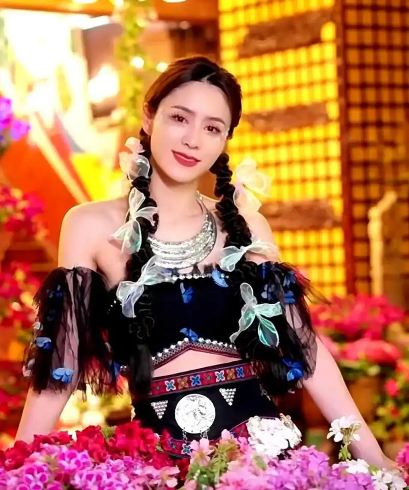 林峯的妻子张馨月去丽江体验当地生活,穿上特色服装,梳着两个麻花辫