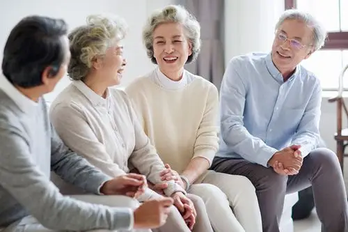 快乐的老年朋友聊天