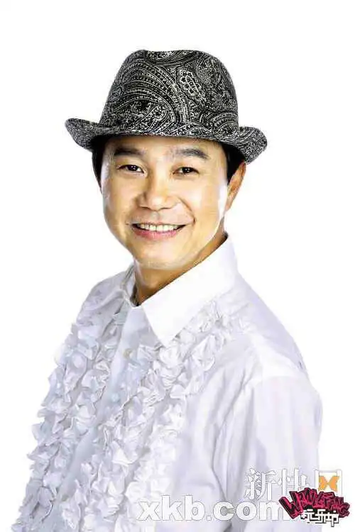 很多年前有一位粤语男歌手比较出名吧!