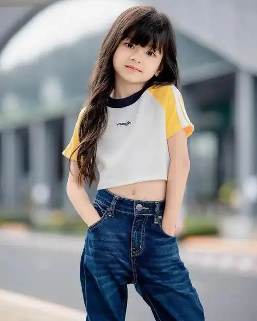 7岁的泰国小女孩因神仙颜值而吸粉11万,被封为小lisa