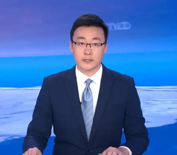 从2012年至今,除了《新闻直播间》这档栏目以外,他还主持了《朝闻天下