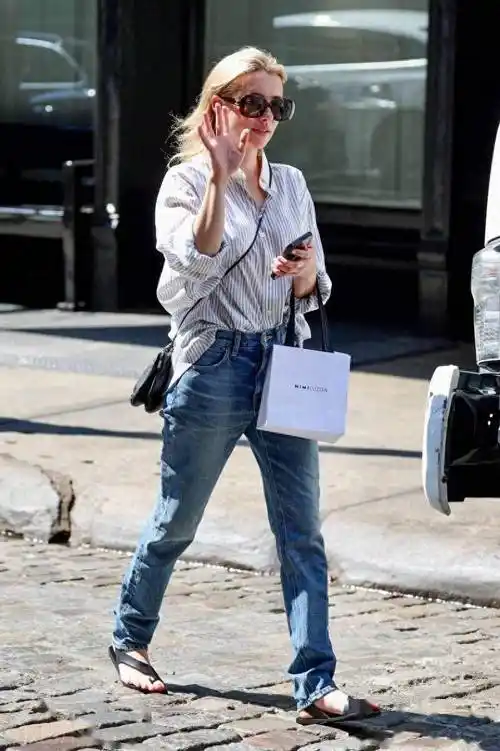 艾玛-罗伯茨街拍,条纹衬衫配蓝色牛仔裤 人字拖,演绎低调简单_经典