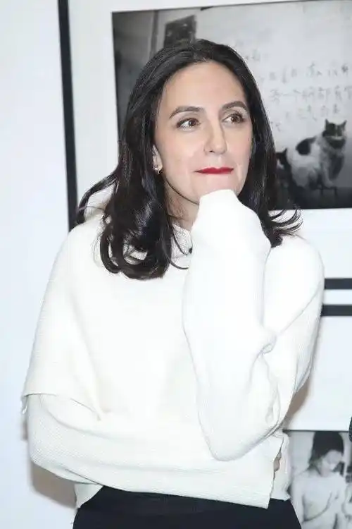 老婆极简风打扮好优雅,粘人的女儿皮肤好黑_安娜伊思·_造型_马田