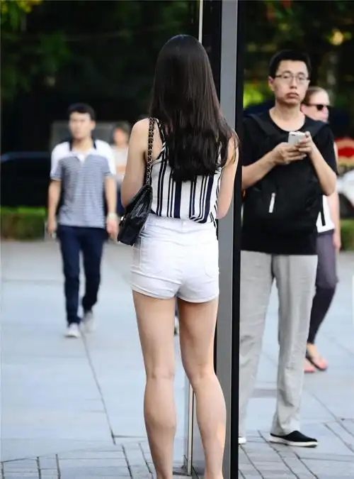 微胖身材的姑娘穿着白色紧身牛仔短裤搭配坡跟鞋