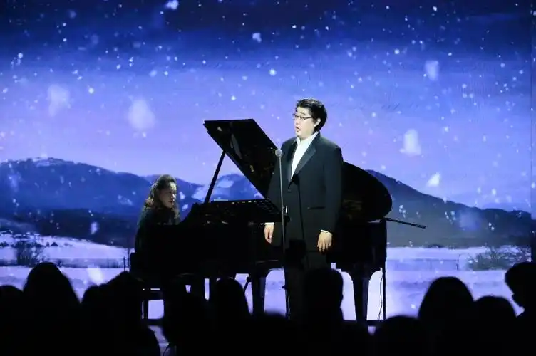 低男中音歌唱家沈洋是灌录该唱片的国内歌唱家第一人;钢琴家左章也是