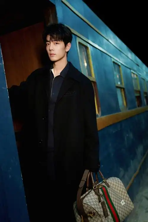 大衣的全球代言人@x玖少年团肖战daytoy受邀出席品牌2024秋冬女装大秀