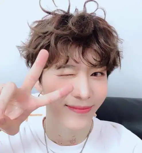 范丞丞晒搞怪心形头发 卖萌耍酷自由转换魅力十足