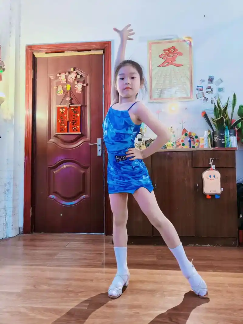 童年的生活多姿多彩,童年的回忆温馨甜蜜#拉丁舞小女孩 - 抖音