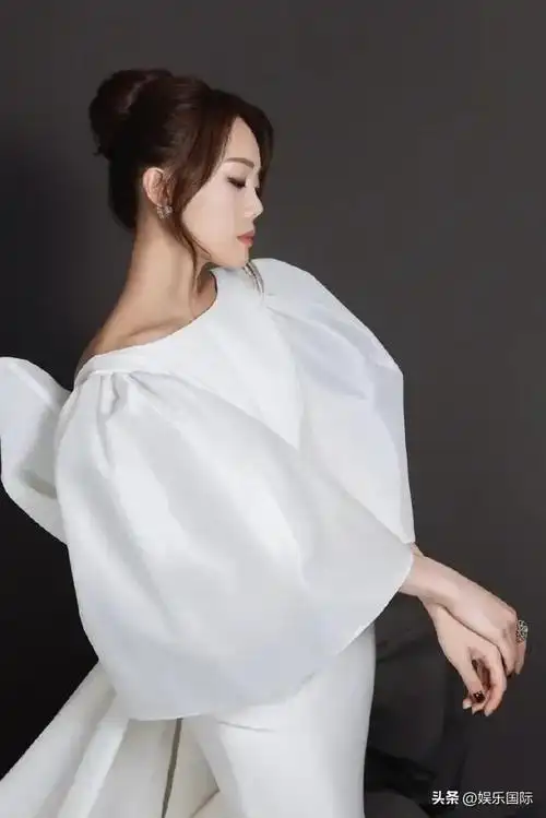 容祖儿穿纯白丝绸礼服温柔大气