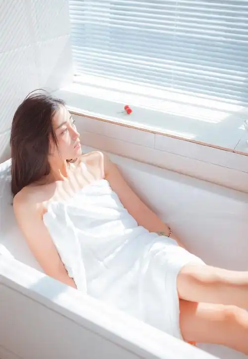 浴室性感美女白皙肌肤诱人写真图片