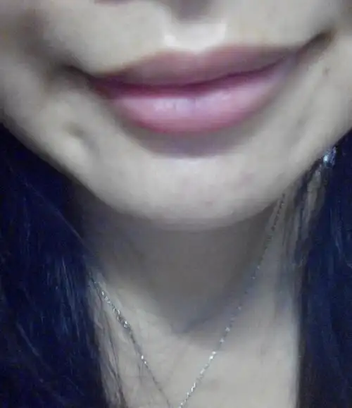 梨涡还是笑窝呢?笑起来就有,在嘴角下面,只有一边有.