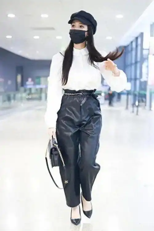 伊能静真会赶时髦,55岁还挑战波点裙配红色过膝靴,身材宛如少女