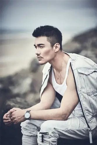 胡兵曝海滩大片鲛珠传展帝王气度