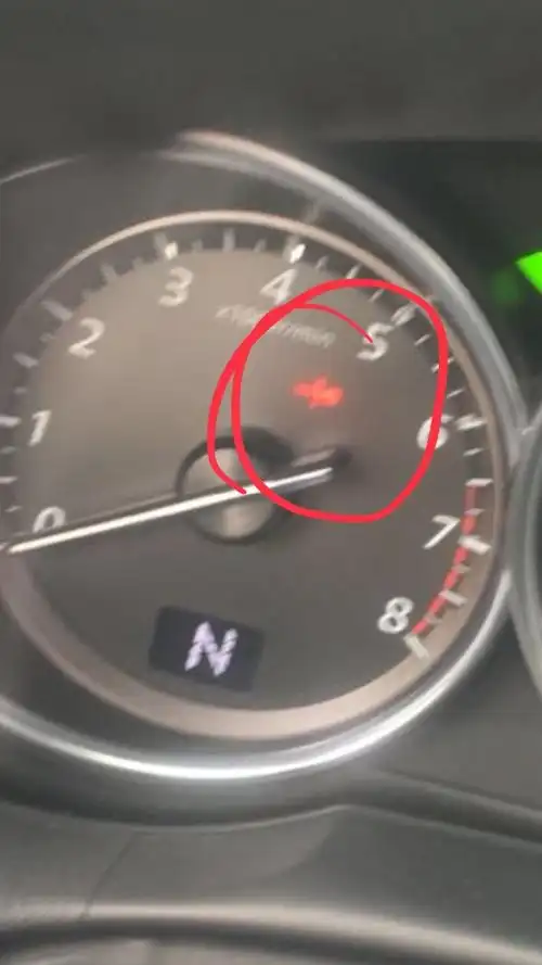 马自达汽车表盘上有个钥匙一样的灯一直闪啥意思