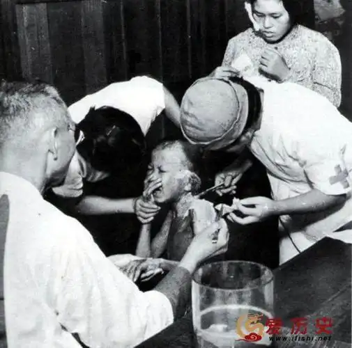 原子弹核爆后遍体凌伤等死的日本人影子都给印到了墙上