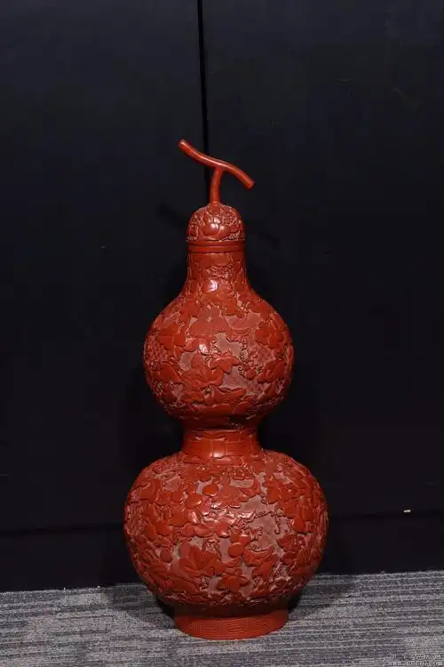 旧藏"大清乾隆年制"款剔红多子多福葫芦瓶