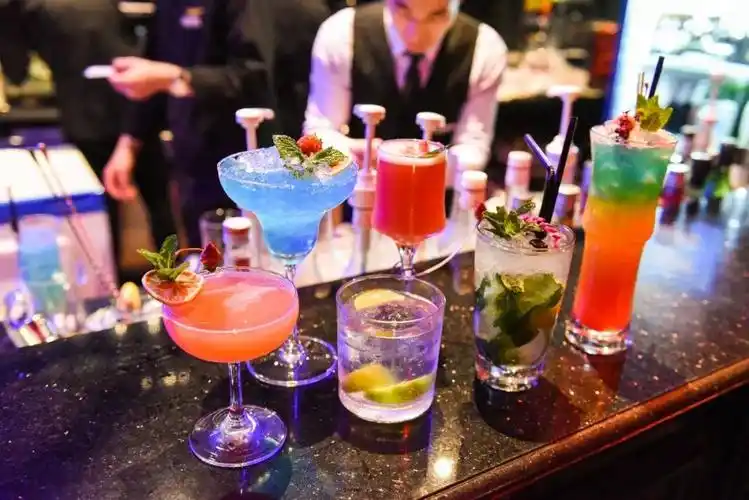 喝免费鸡尾酒还有现场乐队演出花园式环境简直浪漫到不行